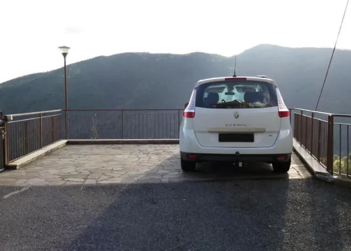 In Varazze Mit Garten Und Parkplatz By Interhome * 바라체