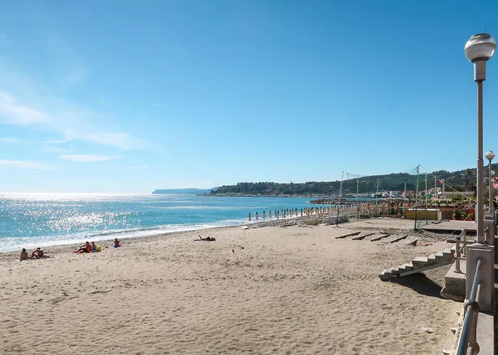 In Varazze Mit Garten Und Parkplatz By Interhome 아파트 바라체